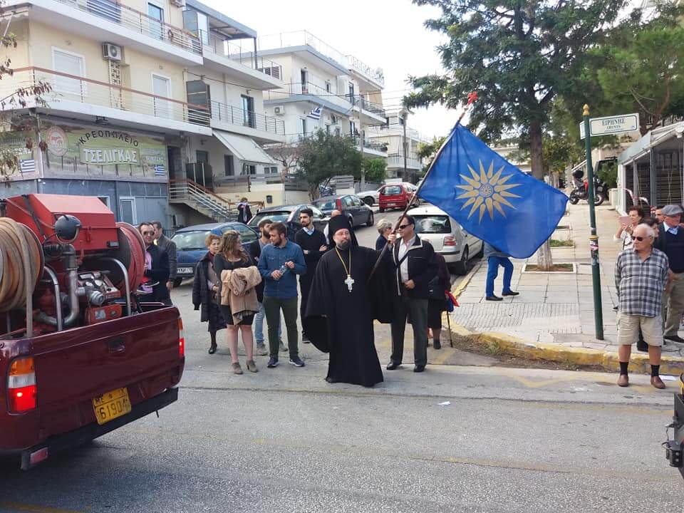 Παρέλασε Με Τη Σημαία Της Μακεδονίας Ο Πάτερ Σεραφείμ – Το Μήνυμα Στον Δήμαρχο Μέσω Facebook (VIDEO)