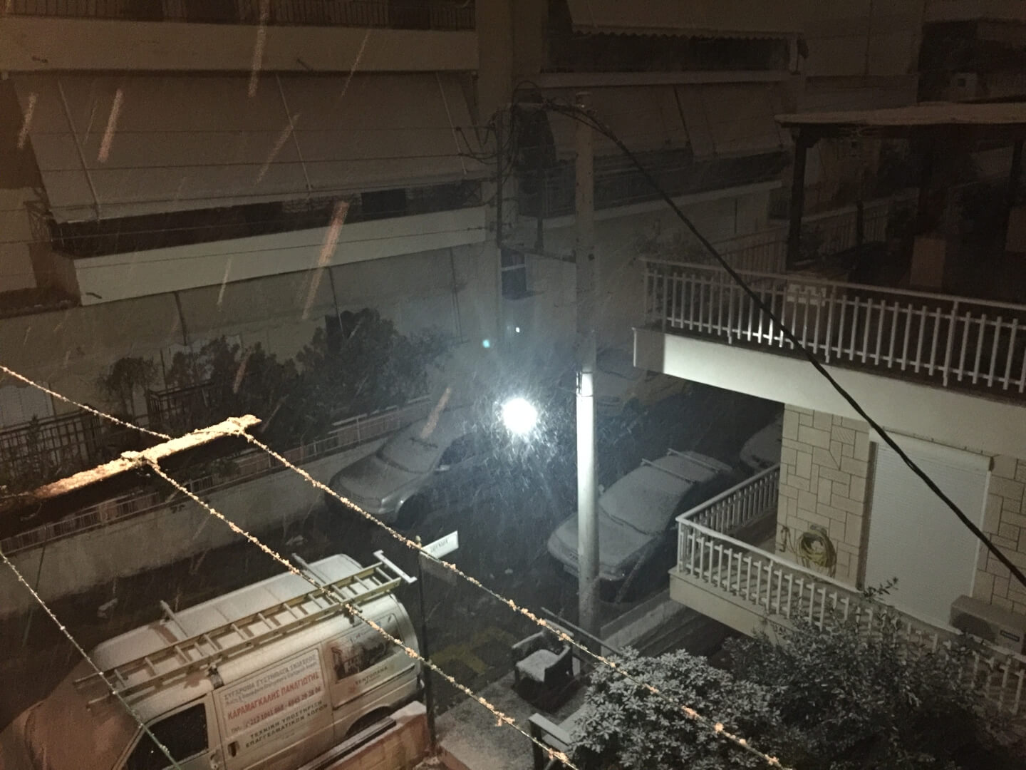 Πυκνή Χιονόπτωση Στην Ηλιούπολη – Σε Επιφυλακή Ο Δήμος (ΦΩΤΟ + VIDEO)