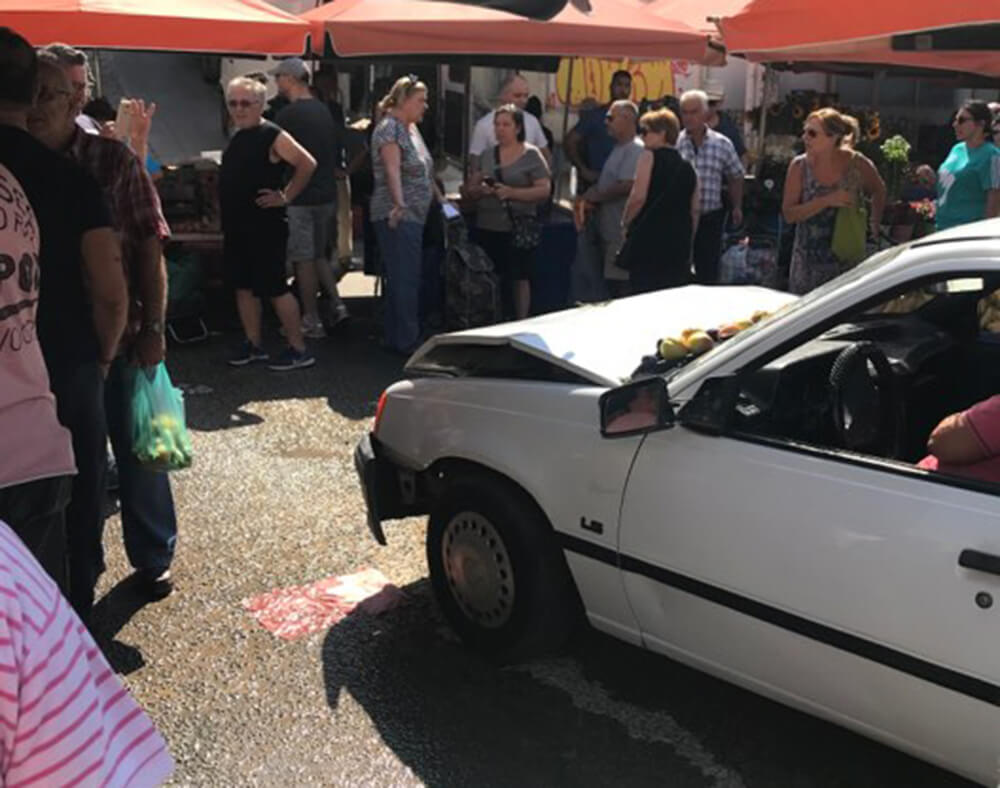 Σφοδρή Σύγκρουση Αυτοκινήτου Στη Λαϊκή Αγορά Της Ηλιούπολης – 3 Τραυματίες (ΦΩΤΟ)