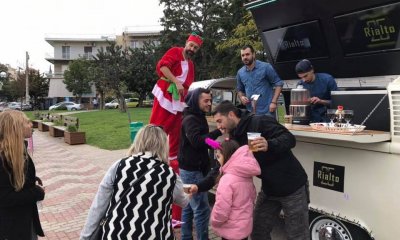 Κεράσματα & Γιορτινό Κλίμα Στην Κεντρική Πλατεία Ηλιούπολης Από Τον Εμπορικό Σύλλογο