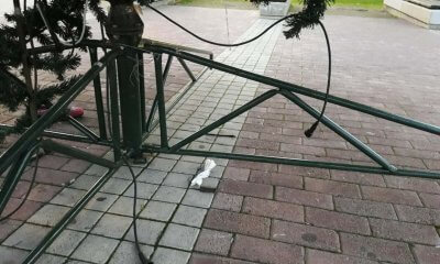 Άγνωστοι Έκοψαν Τα Καλώδια Του Χριστουγεννιάτικου Δέντρου Στην Πλατεία Ανεξαρτησίας