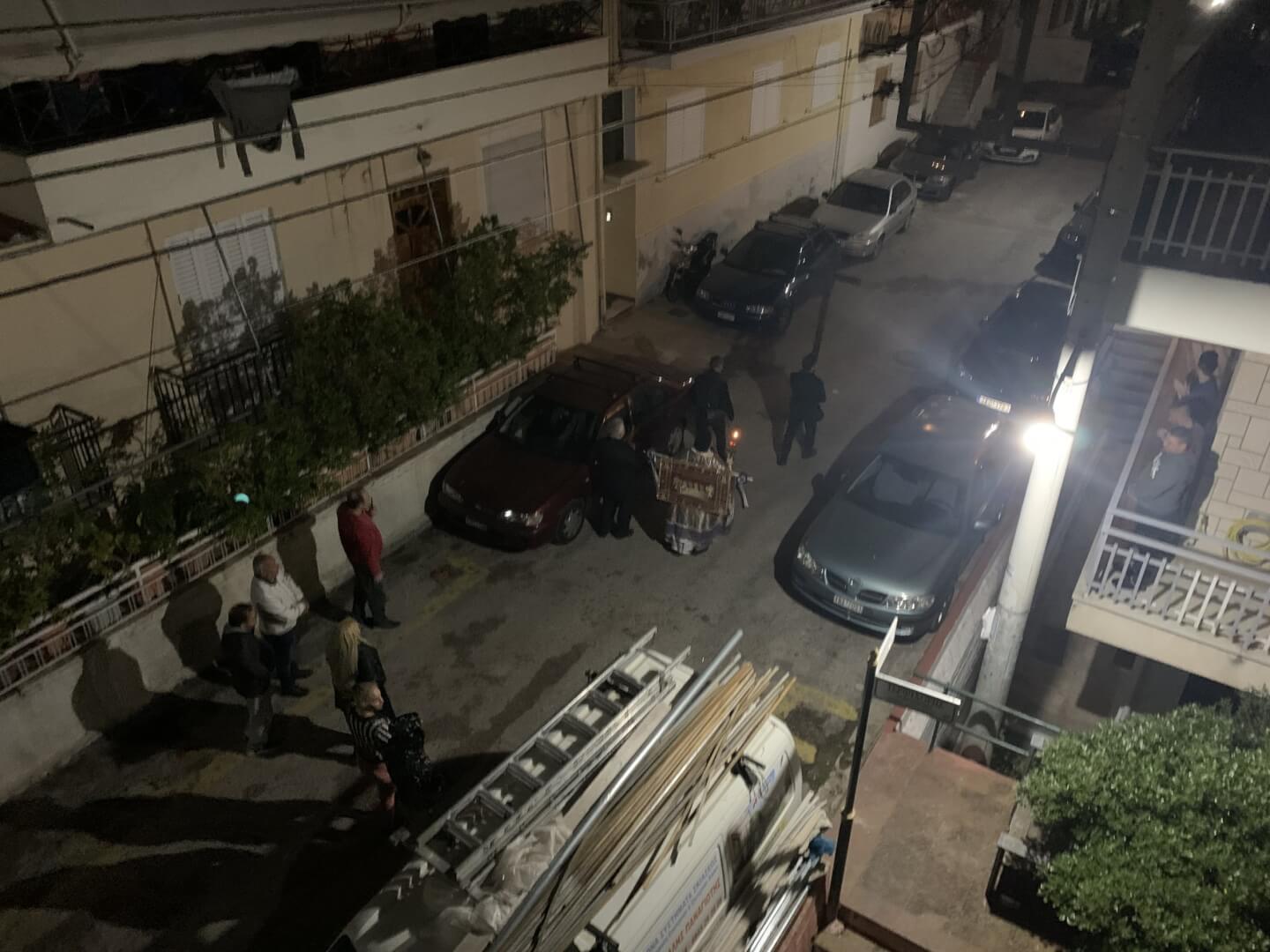Ηλιούπολη: Συμβολική Περιφορά Επιταφίου Στις Γειτονιές Από Τον Αρχιμανδρίτη Σεραφείμ Δημητρίου (VIDEO)