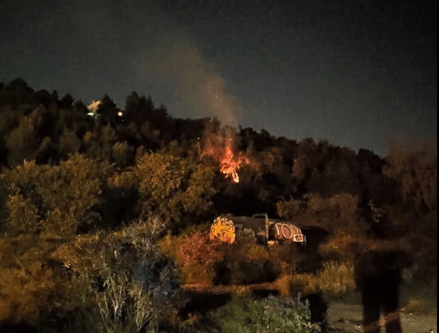 Μικρής Έκτασης Πυρκαγιά Από Φωτοβολίδες Στην Ηλιούπολη To Βράδυ Της Ανάστασης