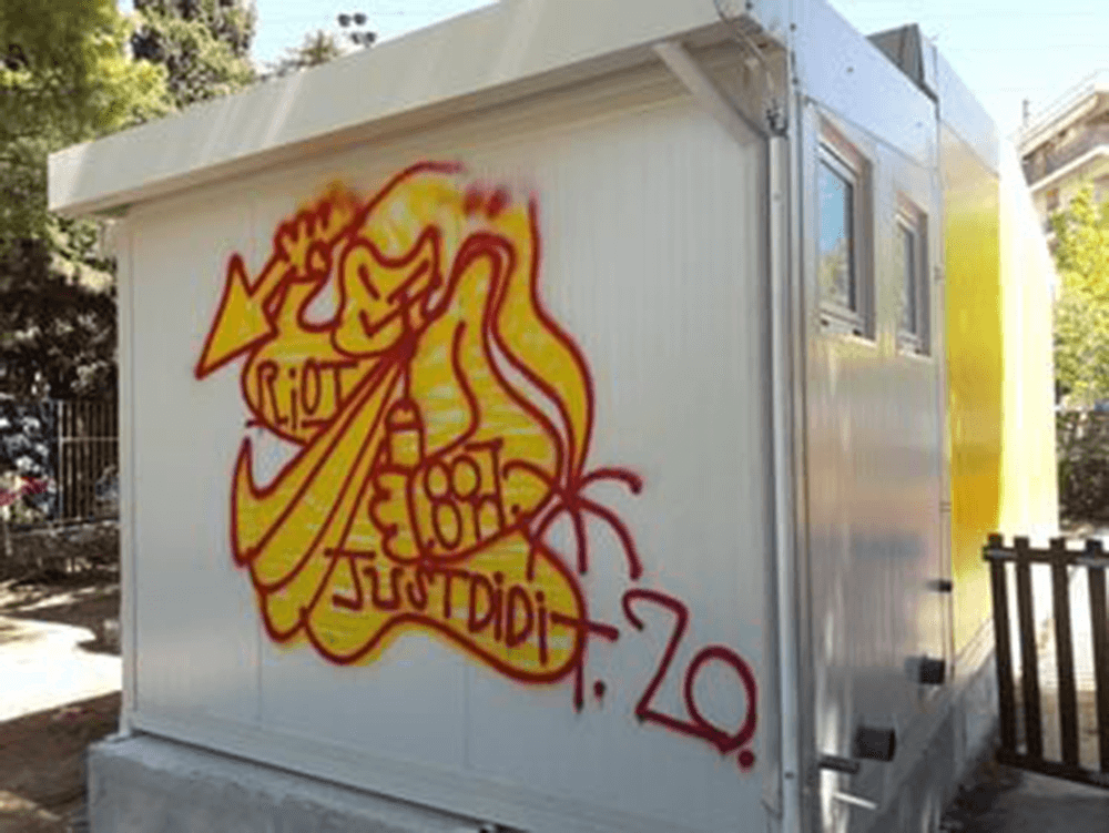 Άγνωστοι Βανδάλισαν Με Graffiti Tις Ολοκαίνουριες Λυόμενες Αίθουσες Των Νηπιαγωγείων Στην Ηλιούπολη