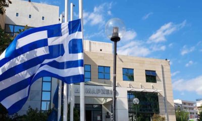 Μεσίστιες Οι Σημαίες Στο Δημαρχείο Ηλιούπολης Για Την Απώλεια Του Μίκη Θεοδωράκη