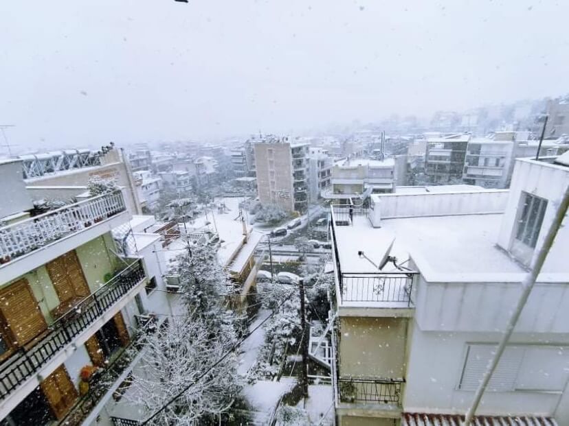 Ισχυρή Χιονόπτωση Στην Ηλιούπολη – Σε Επιφυλακή Ο Δήμος