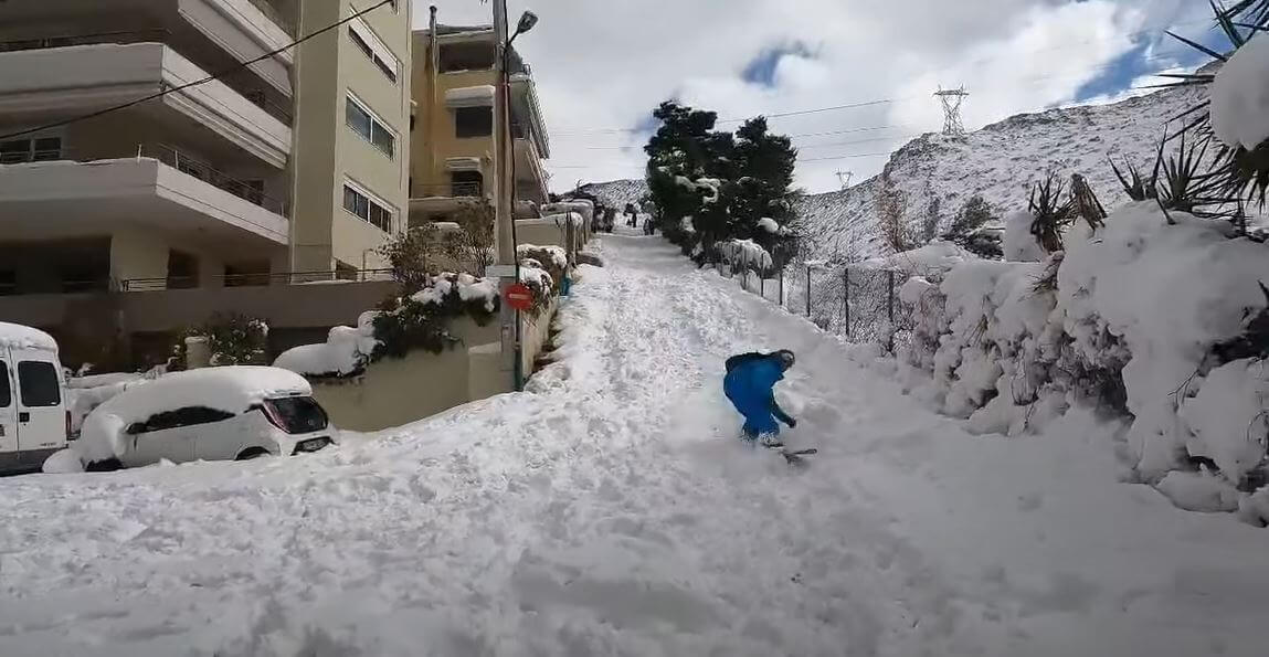 Η Ηλιούπολη Μετατράπηκε Σε «Πίστα» Snowboard (VIDEO)