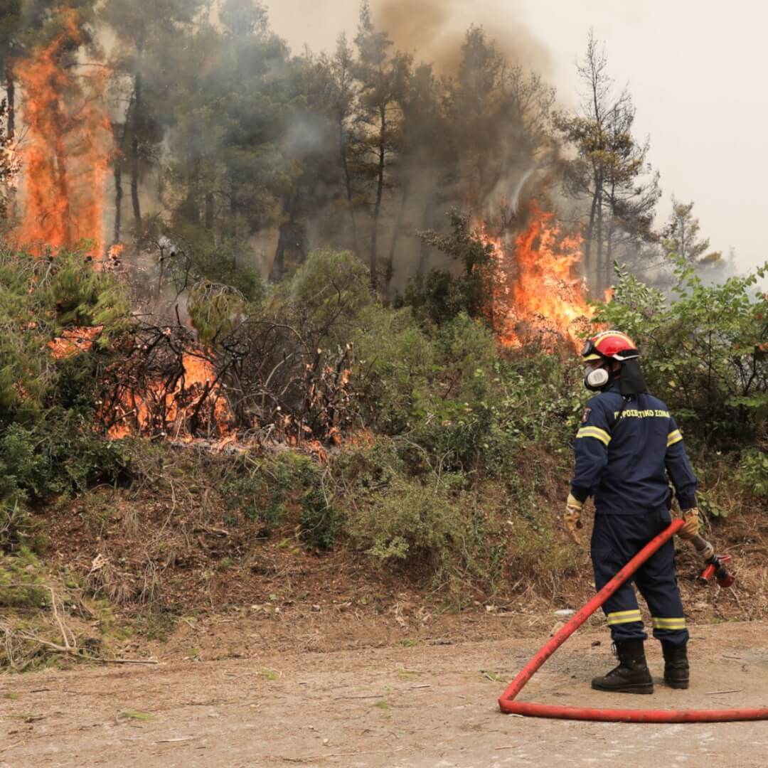 Μάχη Με Τις Φλόγες Στους Πρόποδες Του Υμηττού – Εκκενώνονται Σπίτια Στη Βούλα