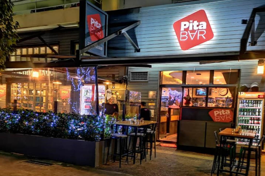 Pita Bar – Το Μαγαζί «Ορόσημο» Της Ηλιούπολης Γιορτάζει Τα 15α Γενέθλιά Του