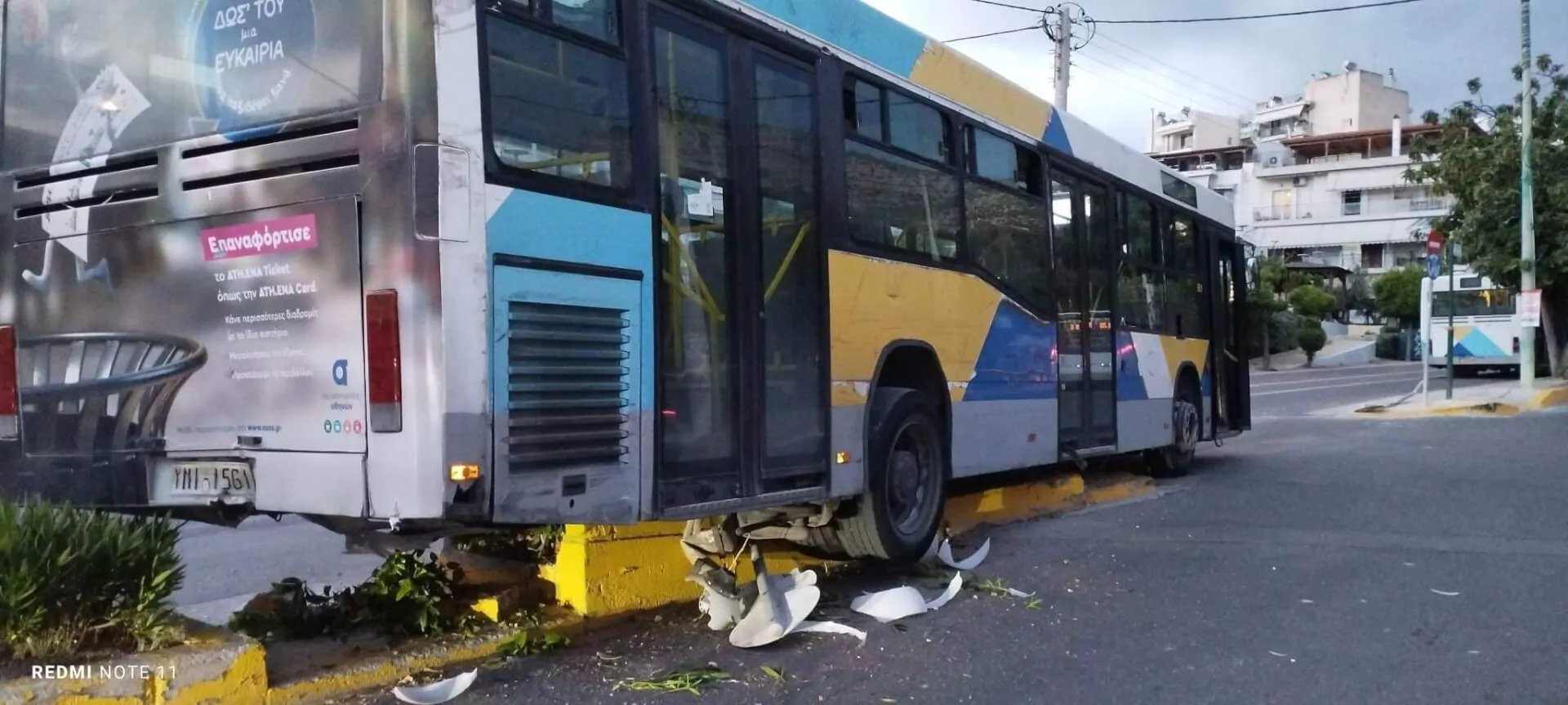 Λεωφορείο Καρφώθηκε Σε Διαχωριστική Νησίδα Στην Ηλιούπολη
