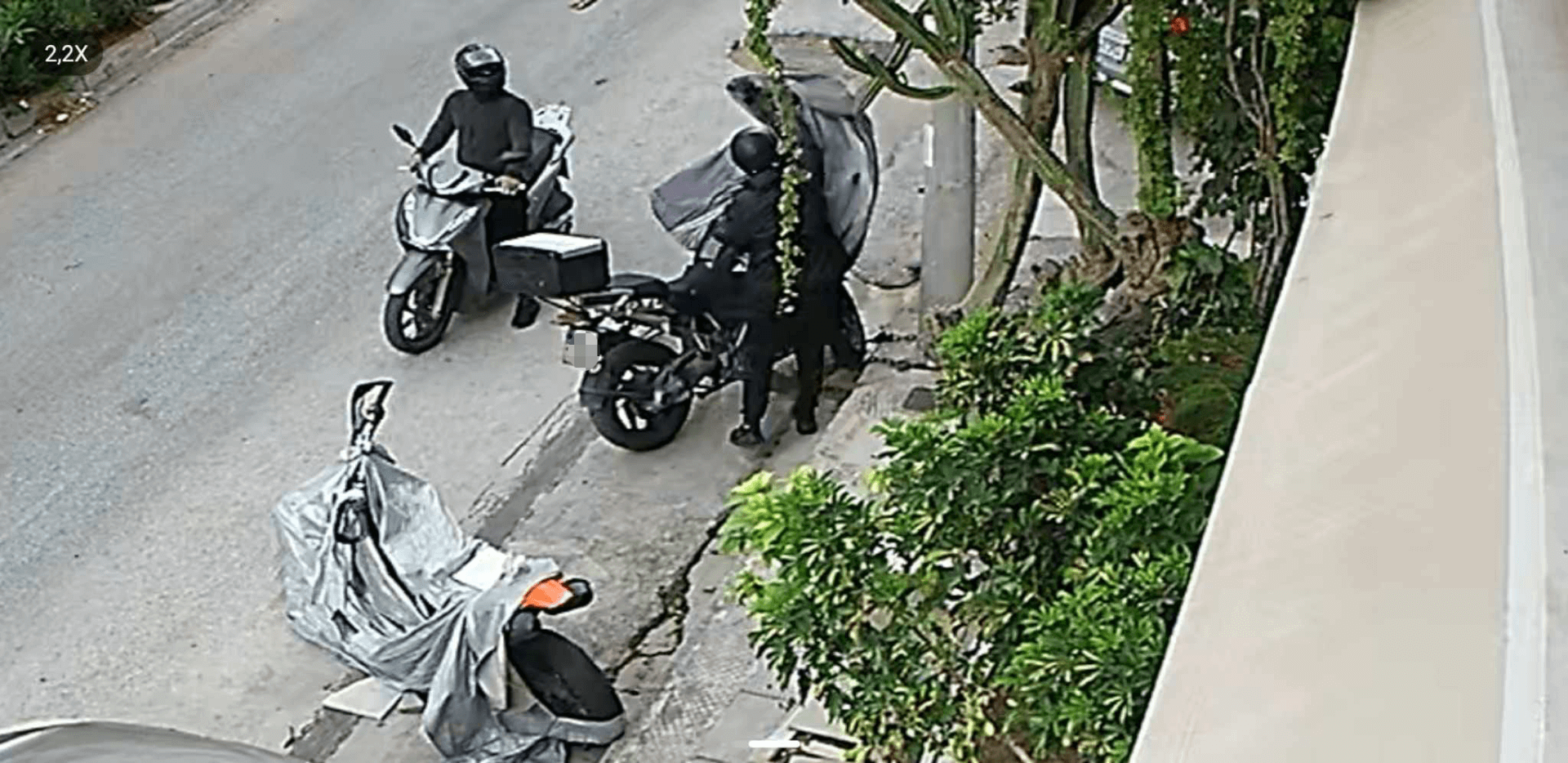 Ηλιούπολη: Κάμερα Κατέγραψε Ληστές Επ’ Αυτοφόρω – Στόχος Τους Μοτοσυκλέτες