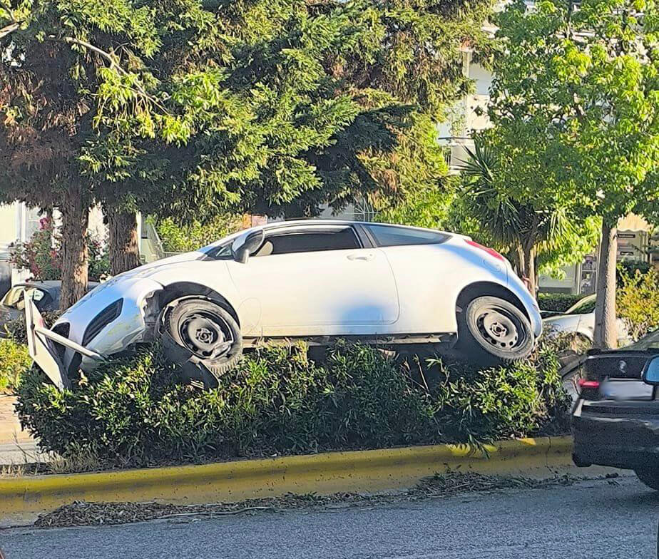 Ηλιούπολη: ΙΧ Καβάλησε Τη Νησίδα Στη Λεωφόρο Πρωτόπαπα