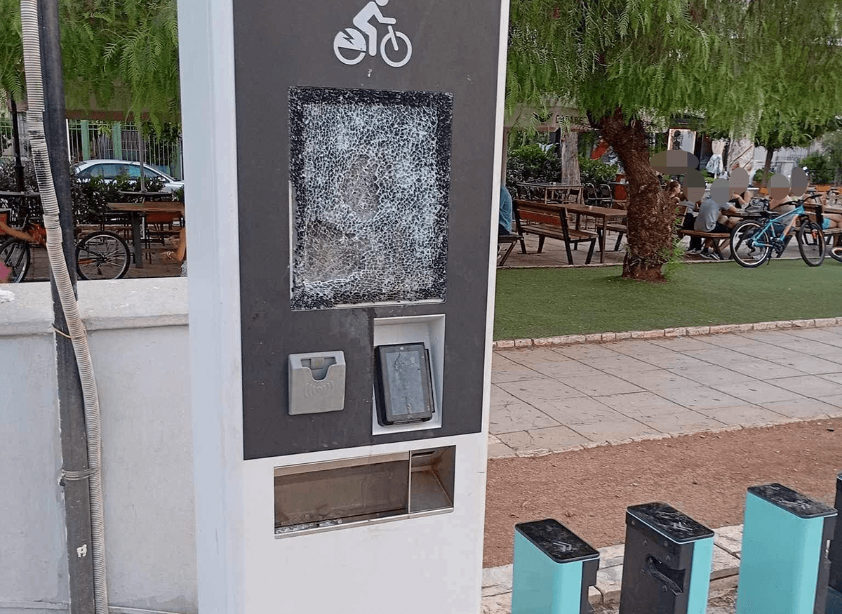 Ηλιούπολη: Άγνωστοι Βανδάλισαν Σταθμό Ηλεκτρικών Ποδηλάτων