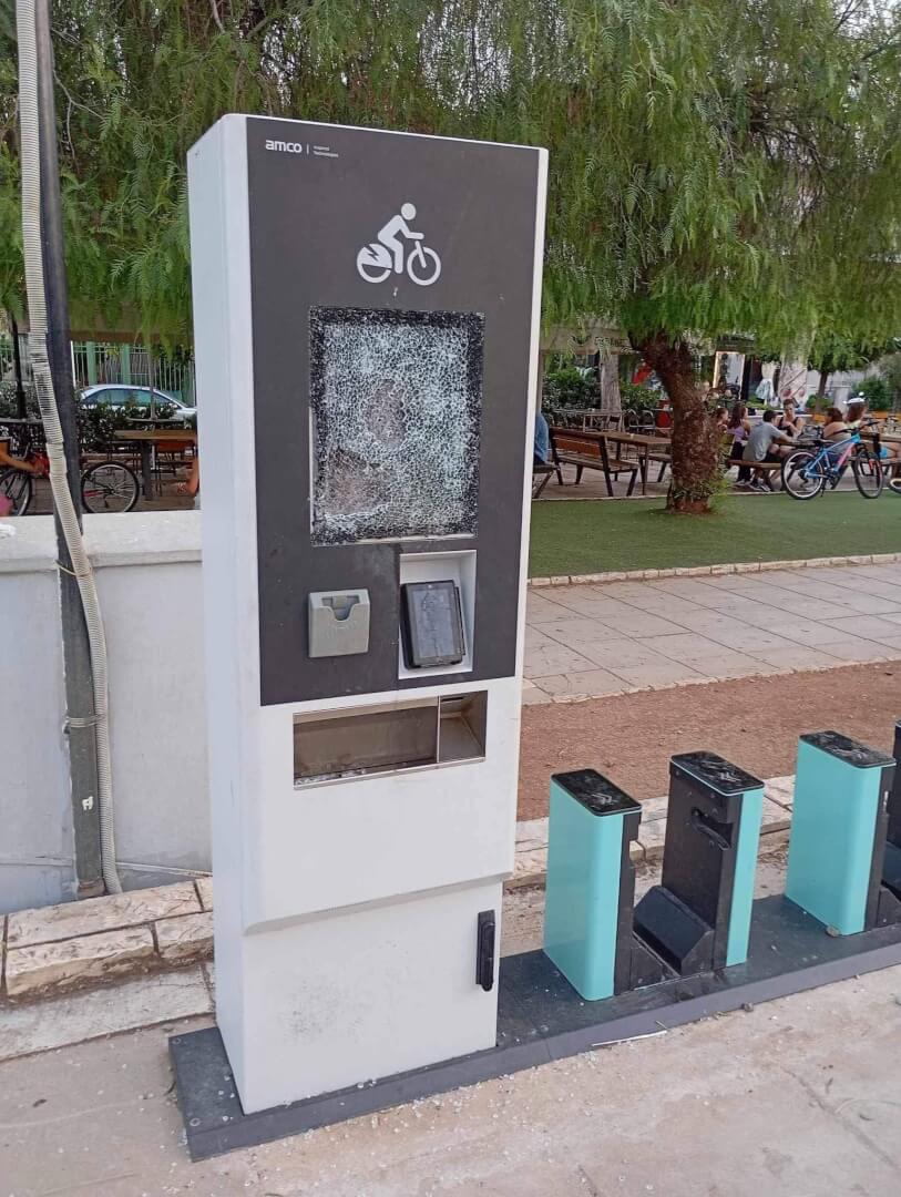 unnamed Ηλιούπολη: Άγνωστοι Βανδάλισαν Σταθμό Ηλεκτρικών Ποδηλάτων