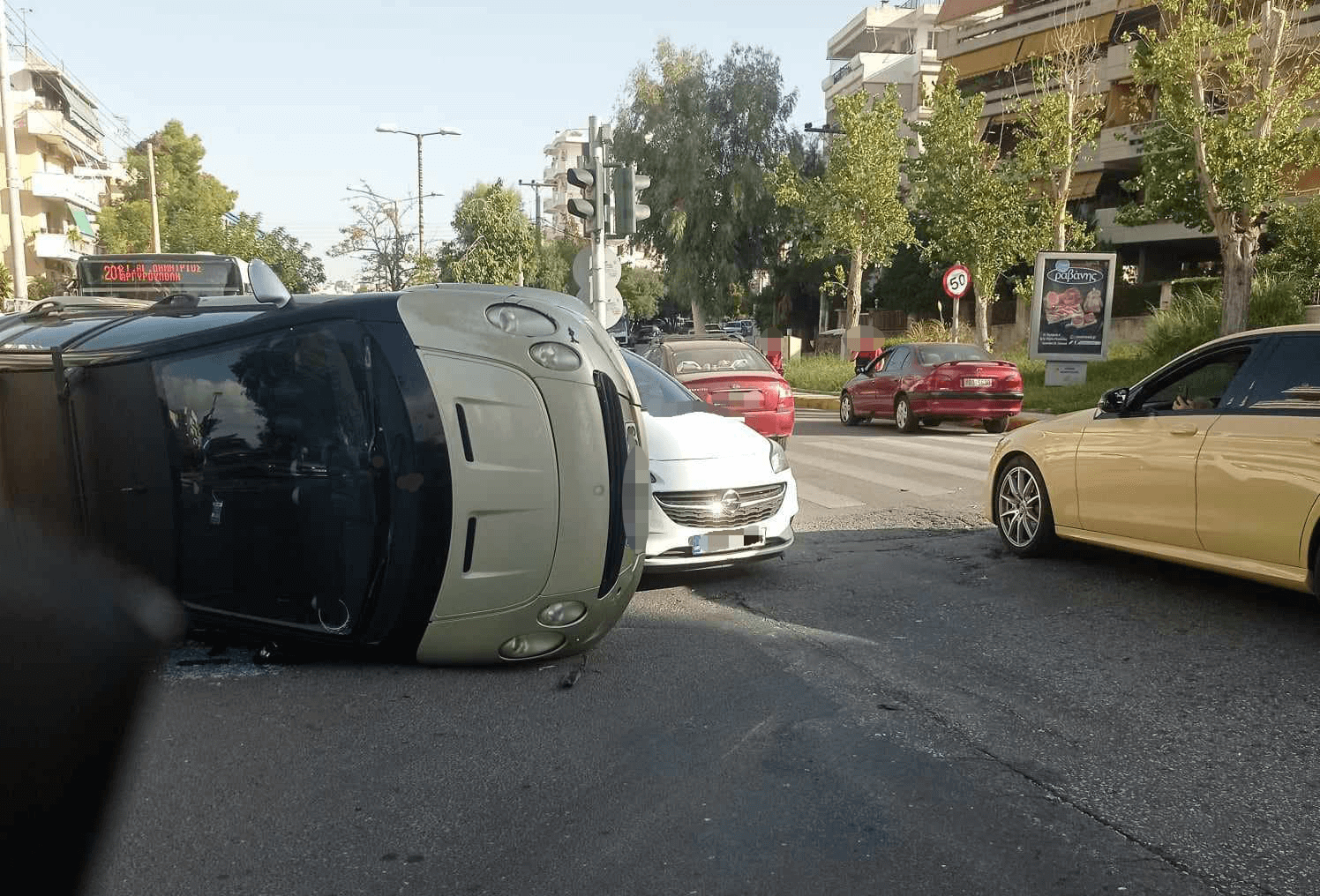 Ηλιούπολη: Αναποδογύρισε ΙΧ Μετά Από Σύγκρουση Στην Επικίνδυνη Διασταύρωση