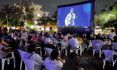 Mεγάλη Συμμετοχή Στην Αναμετάδοση Της Συναυλίας Για Τα Τέμπη Στην Κεντρική Πλατεία Ηλιούπολης