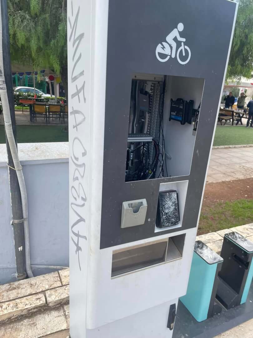 468102600 10229066335496290 1784968112291371970 n Ηλιούπολη: Άγνωστοι Κατέστρεψαν Το Σταθμό Φόρτισης Ποδηλάτων Στην Πλατεία Φλέμιγνκ (ΦΩΤΟ)
