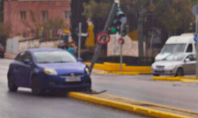 Ατύχημα Στην Ηλιούπολη: ΙΧ Κατέληξε Στη Νησίδα Λόγω Ολισθηρότητας