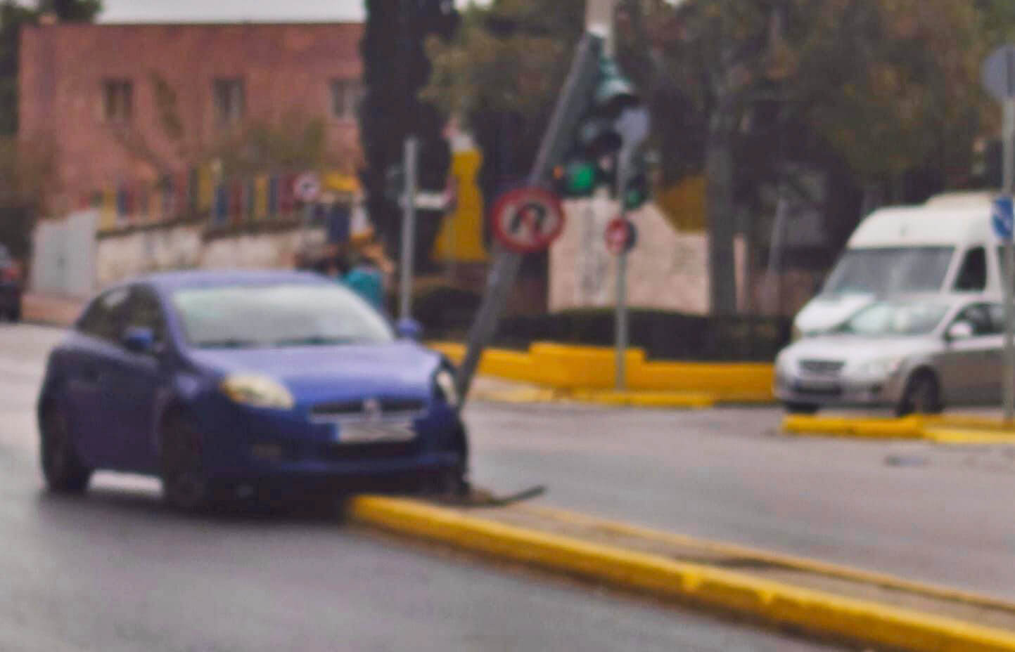 Ατύχημα Στην Ηλιούπολη: ΙΧ Κατέληξε Στη Νησίδα Λόγω Ολισθηρότητας