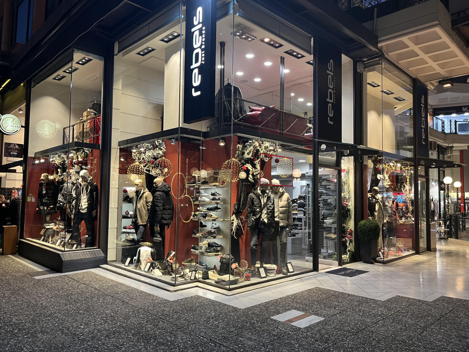 «Χρυσή Νύχτα» Στην Ηλιούπολη: Προσφορές, Ζωντανή Γιορτινή Μουσική και  Κεράσματα Από Το Rebels Jeans