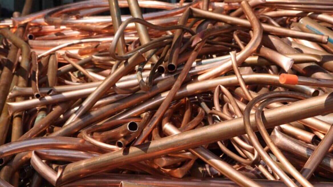 Ηλιούπολη: Σπείρα Ξηλώνει Σωληνώσεις Από Πολυκατοικίες Προκαλώντας Μεγάλες Ζημιές