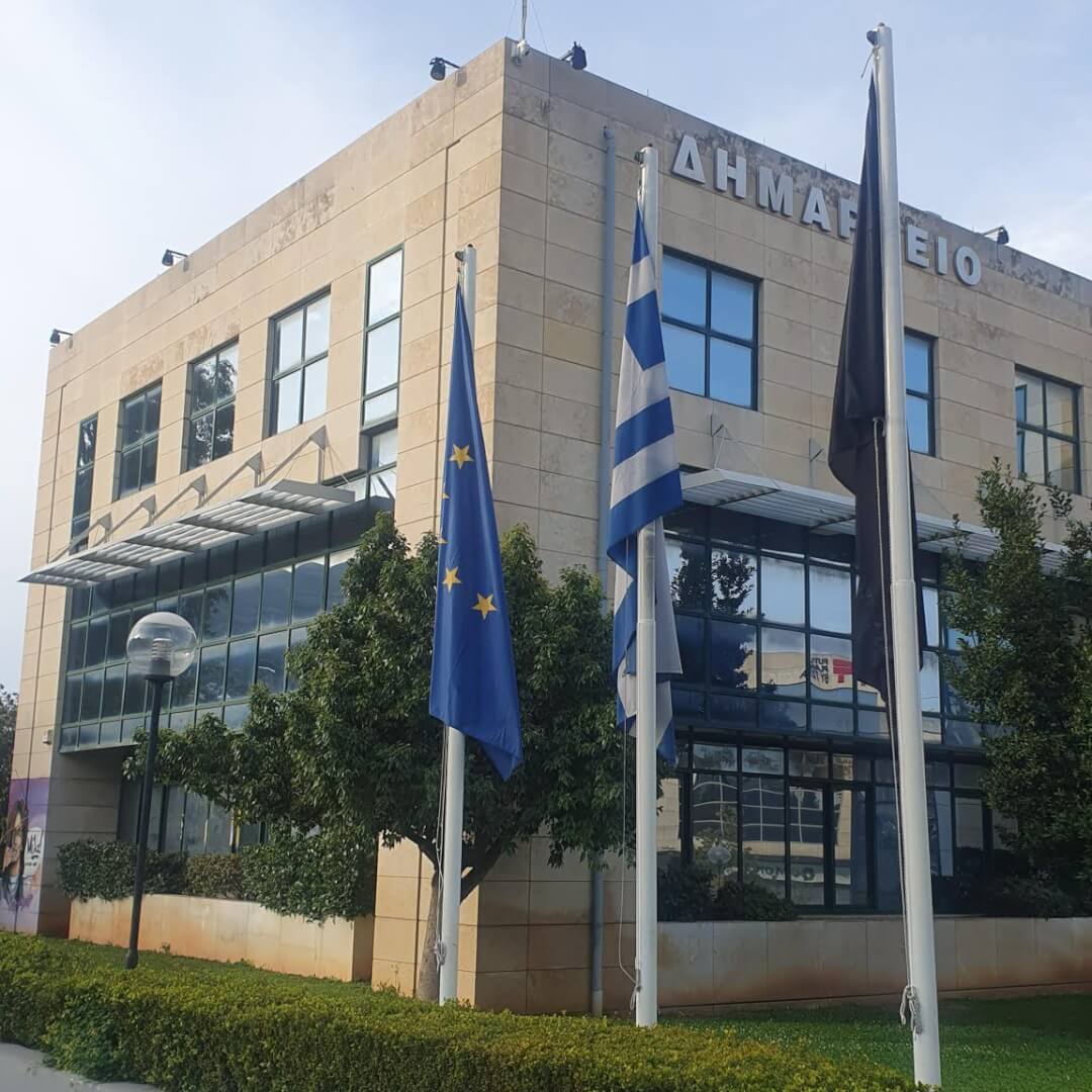 480522598 1051583167003793 1708321624758997421 n Μαύρες Σημαίες Στο Δημαρχείο Ηλιούπολης Στη Μνήμη Των Θυμάτων Των Τεμπών