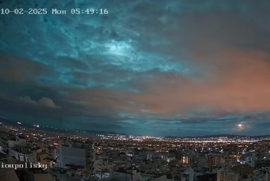 Κάμερα Στην Ηλιούπολη Κατέγραψε Πτώση Μετεωρίτη (VIDEO)