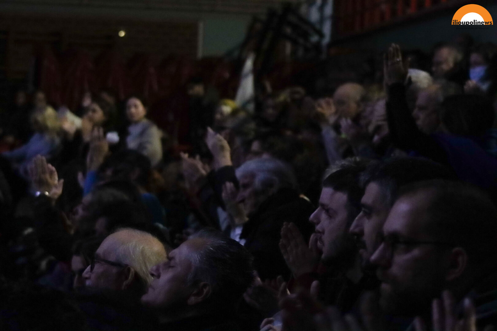 synavlia ergazomenoi 06 Μια Συναυλία Γεμάτη Αλληλεγγύη Και Παλμό Για Τους Συμβασιούχους Στο Κατάμεστο Κλειστό Της Ηλιούπολης (ΦΩΤΟ)