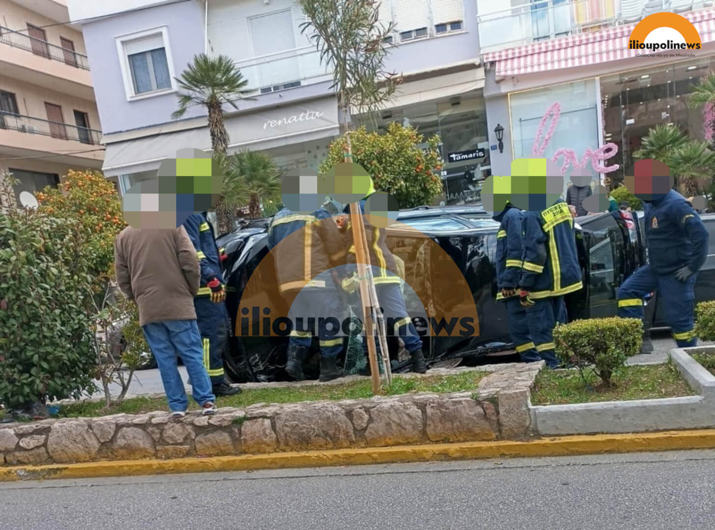 Ηλιούπολη: Σοβαρό Τροχαίο Στη Λεωφόρο Ειρήνης - Αναποδογύρισε ΙΧ (ΦΩΤΟ)