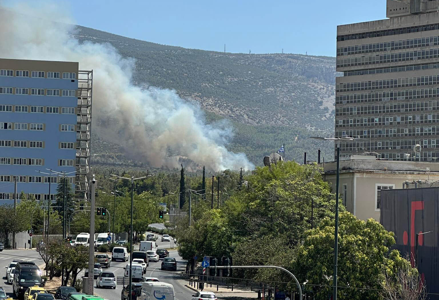 Φωτιά Στον Υμηττό Στο Ύψος Της Πολυτεχνειούπολης – Μάχη Για Να Μην Περάσει Την Κατεχάκη
