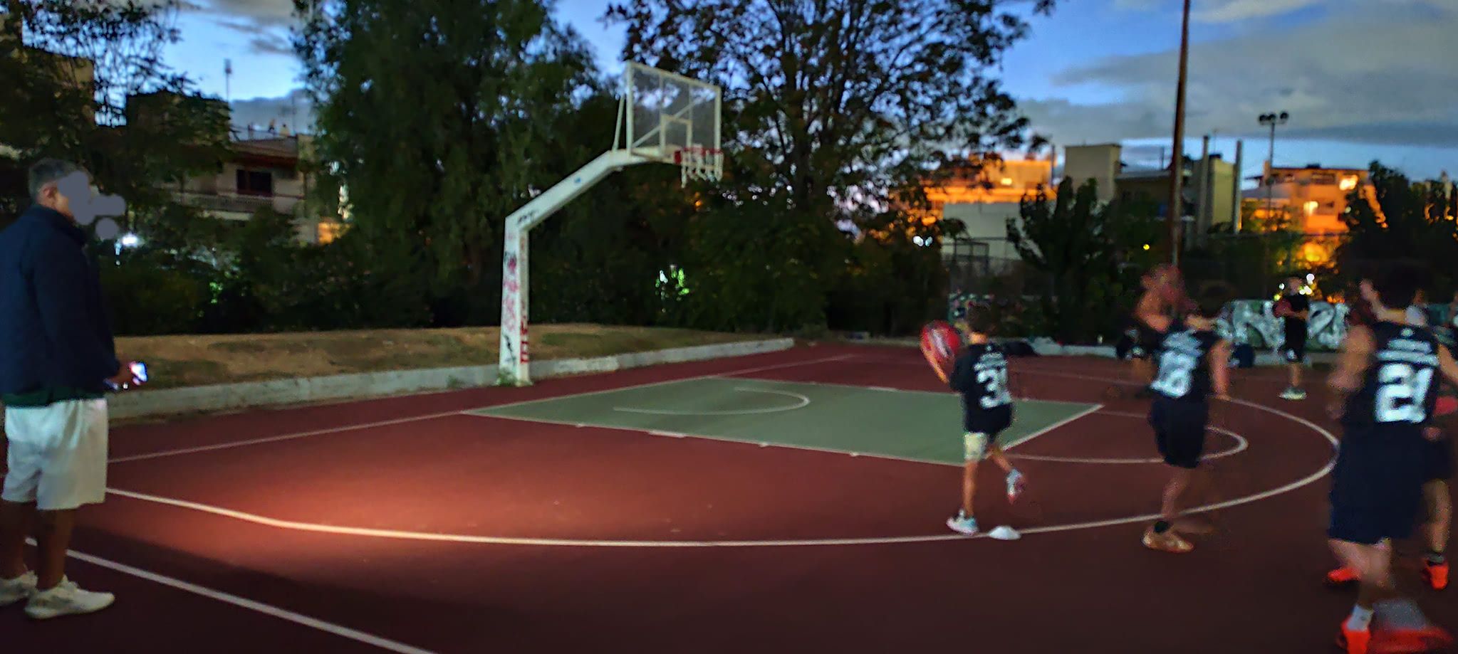 Ηλιούπολη: Παιδιά Έκαναν Προπόνηση Με Φακούς Κινητών Λόγω Έλλειψης Φωτισμού Στο Γήπεδο