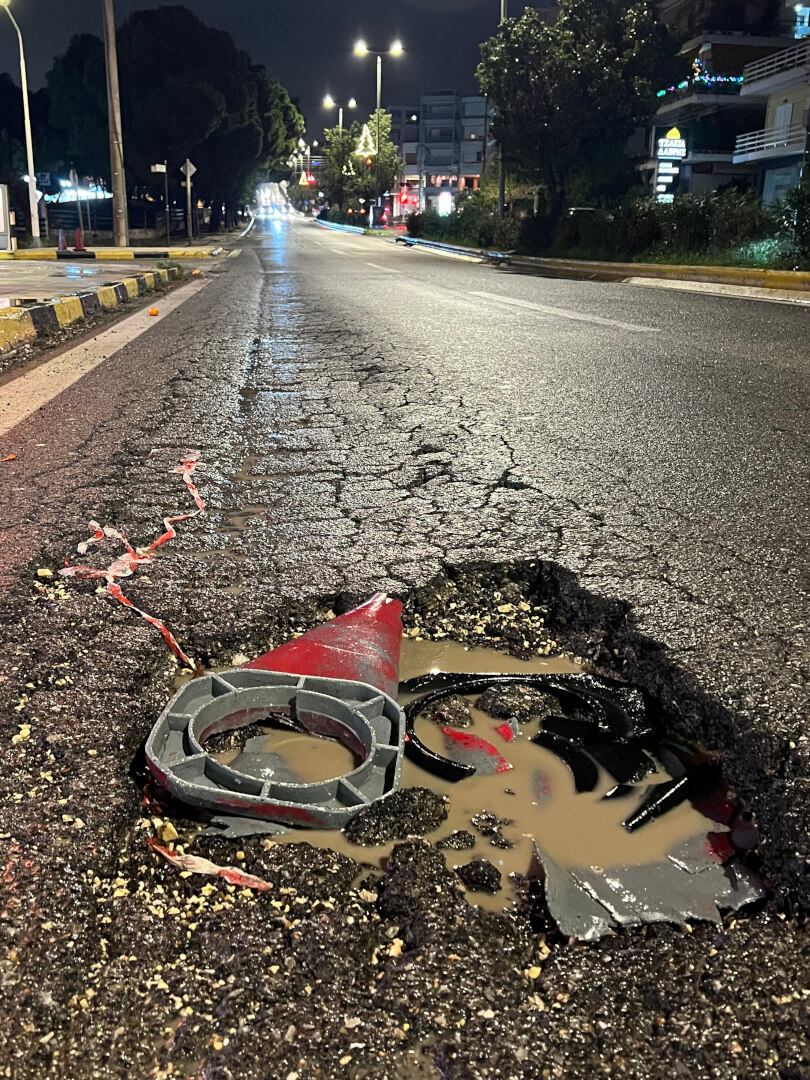 IMG 0402 rotated Ηλιούπολη: Δρόμοι-Παγίδες Μετά Την Κακοκαιρία Byron - Παραλίγο Σοβαρό Τροχαίο (ΦΩΤΟ)