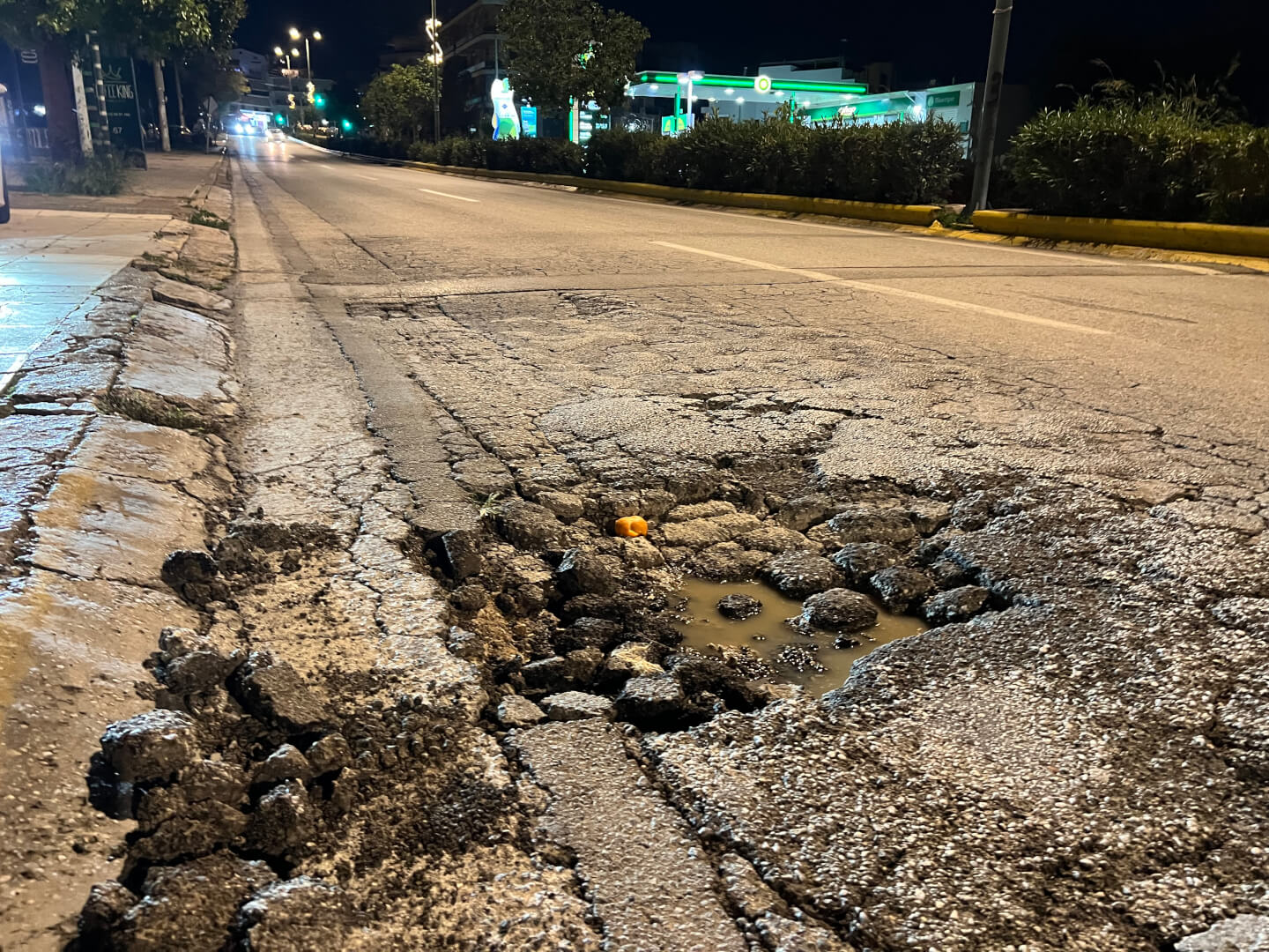 IMG 0425 Ηλιούπολη: Δρόμοι-Παγίδες Μετά Την Κακοκαιρία Byron - Παραλίγο Σοβαρό Τροχαίο (ΦΩΤΟ)