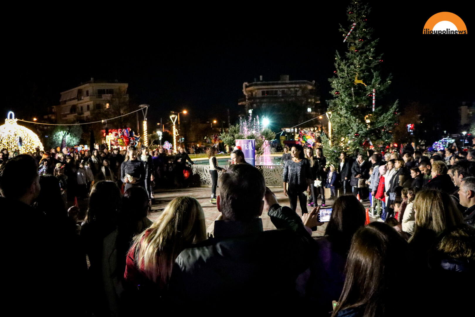 xristoygenna ilioupoli dentro 2 Ηλιούπολη: Γέμισε Κόσμο Η Κεντρική Πλατεία Στο Άναμα Του Χριστουγεννιάτικου Δέντρου