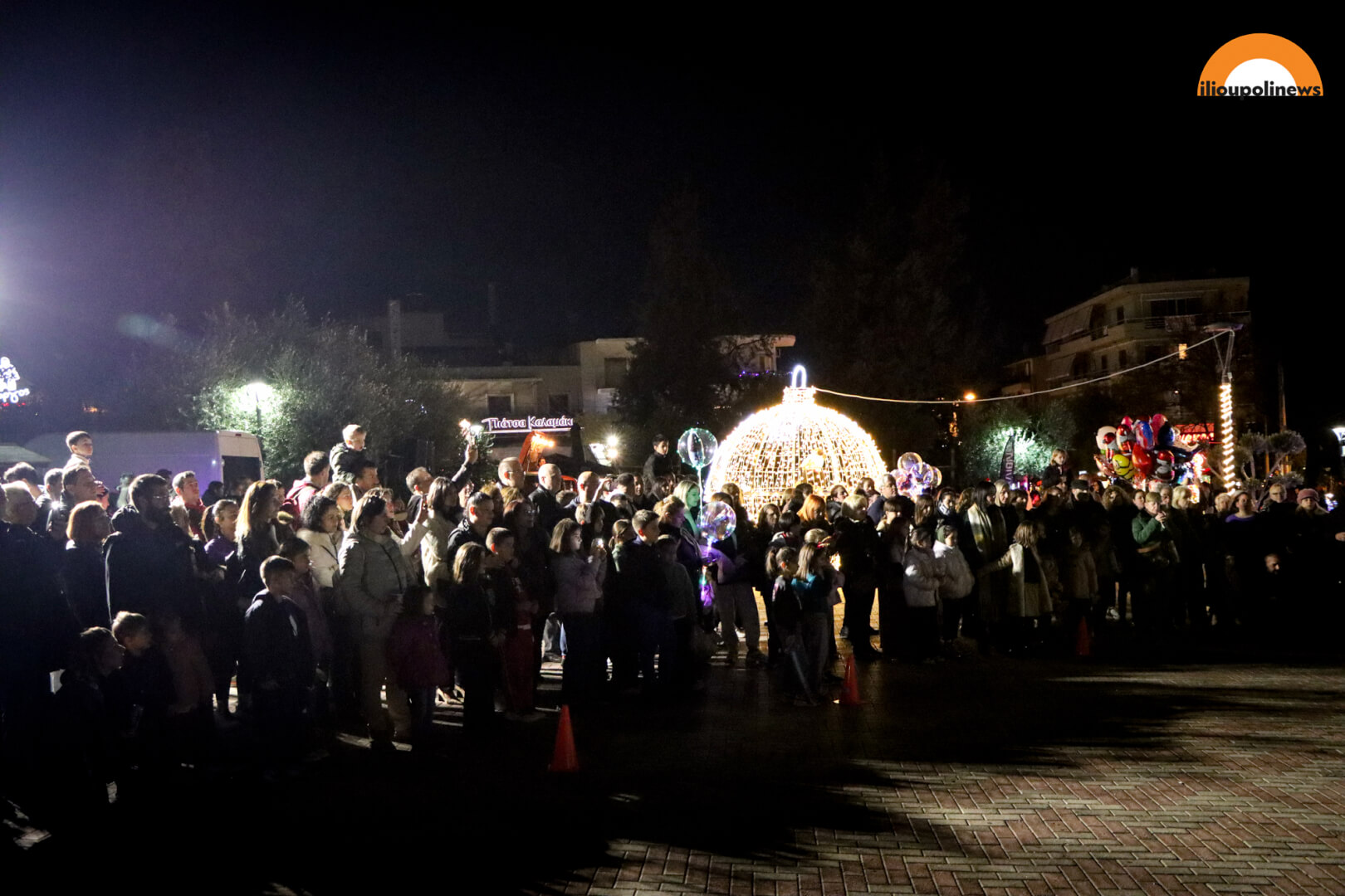xristoygenna ilioupoli dentro 3 Ηλιούπολη: Γέμισε Κόσμο Η Κεντρική Πλατεία Στο Άναμα Του Χριστουγεννιάτικου Δέντρου