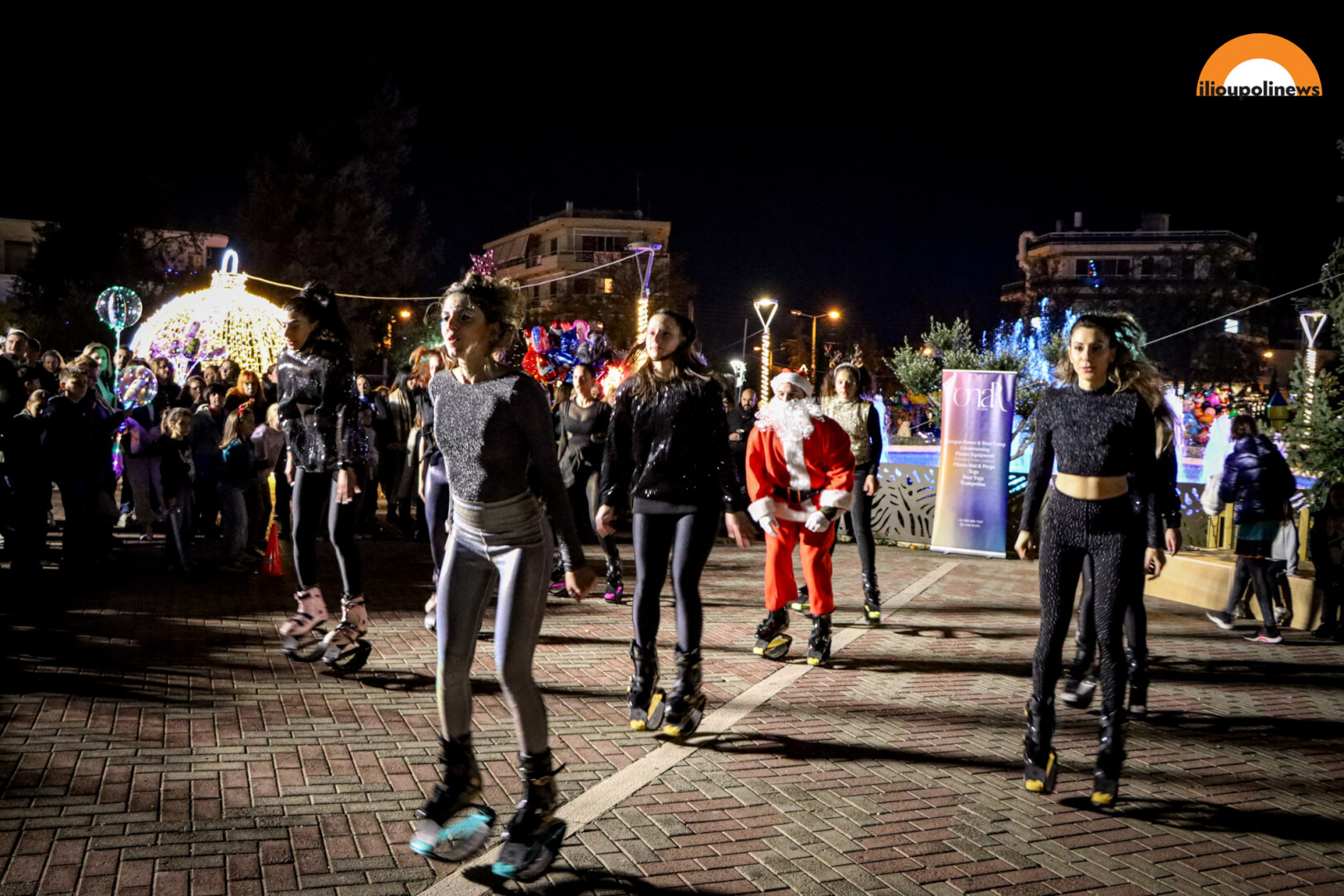 xristoygenna ilioupoli dentro 5 Ηλιούπολη: Γέμισε Κόσμο Η Κεντρική Πλατεία Στο Άναμα Του Χριστουγεννιάτικου Δέντρου