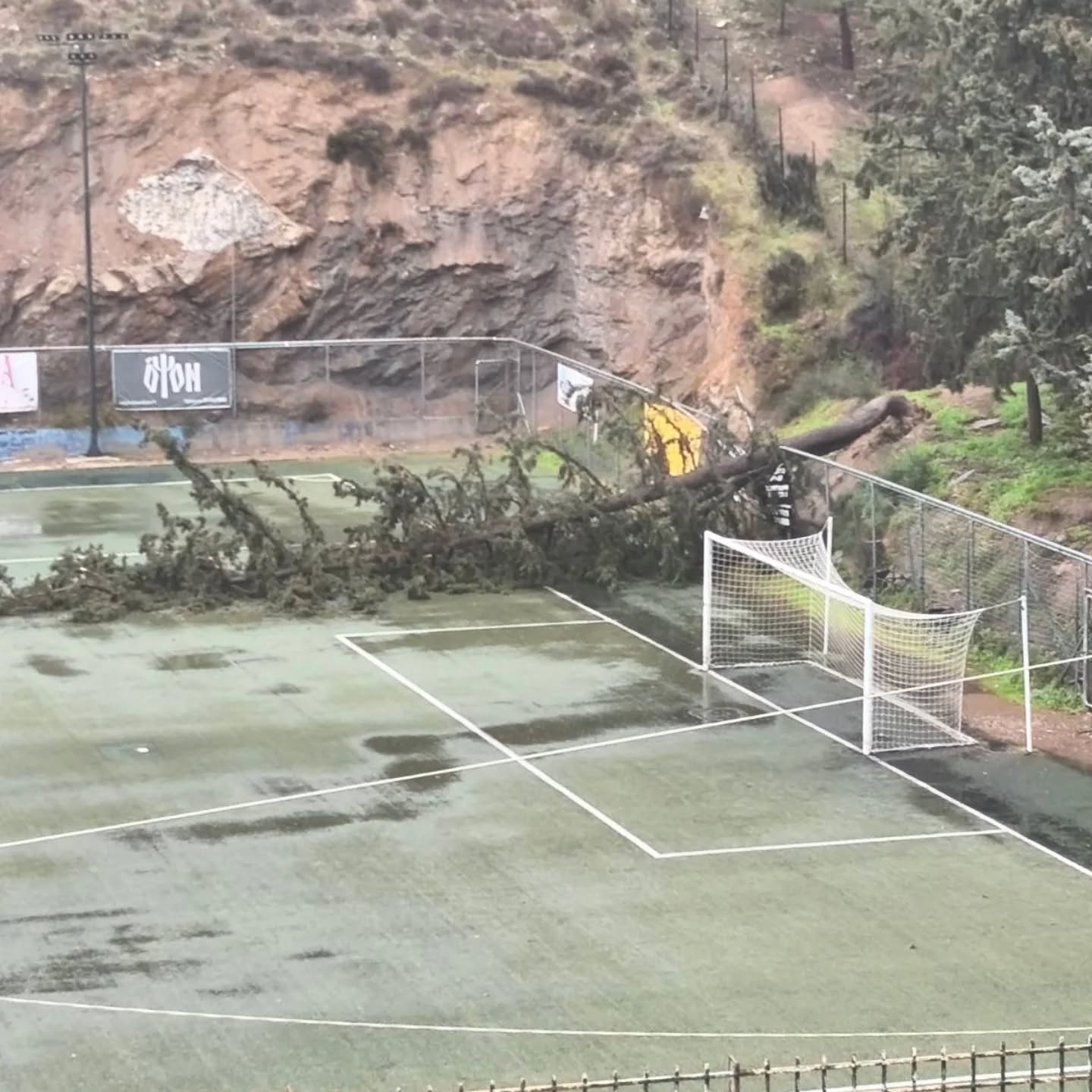 620458215 18415910563193364 3002684885907085336 n Ηλιούπολη: Έπεσαν Δέντρα Στο Β' Δημοτικό Γηπεδο - Ζημιές Στην Περίφραξη (ΦΩΤΟ)