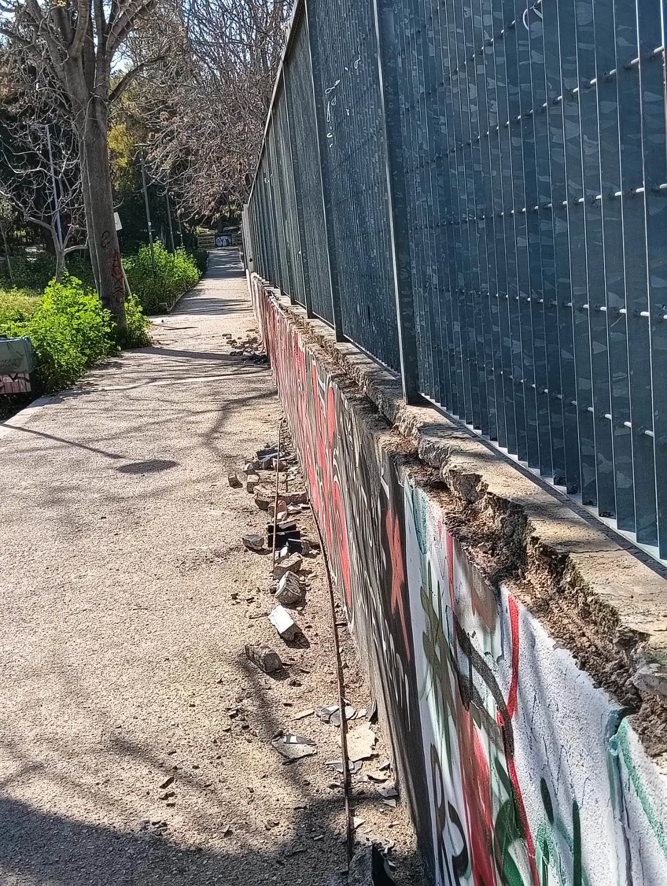 651339539 1545661560897646 3247645275728090951 n 1 Απίστευτο Περιστατικό Βανδαλισμού Στην Ηλιούπολη - Ξήλωσαν Τοίχο Στο Πάρκο Αγίου Νικολάου