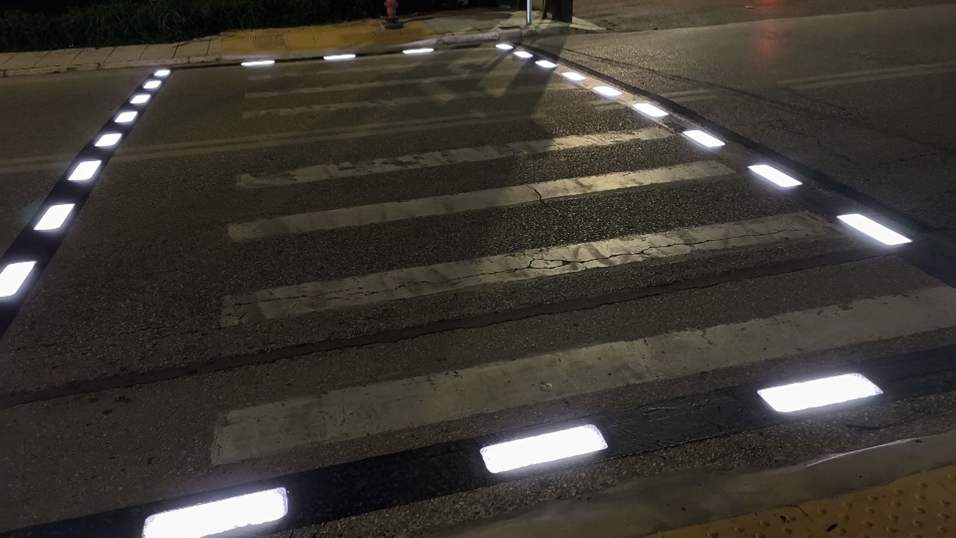 REPORTAZ.00 00 32 09.Still864 Τι Είναι Οι Νέοι Πυλώνες Που Βλέπουμε Έξω Απο Σχολεία - Η Εξήγηση