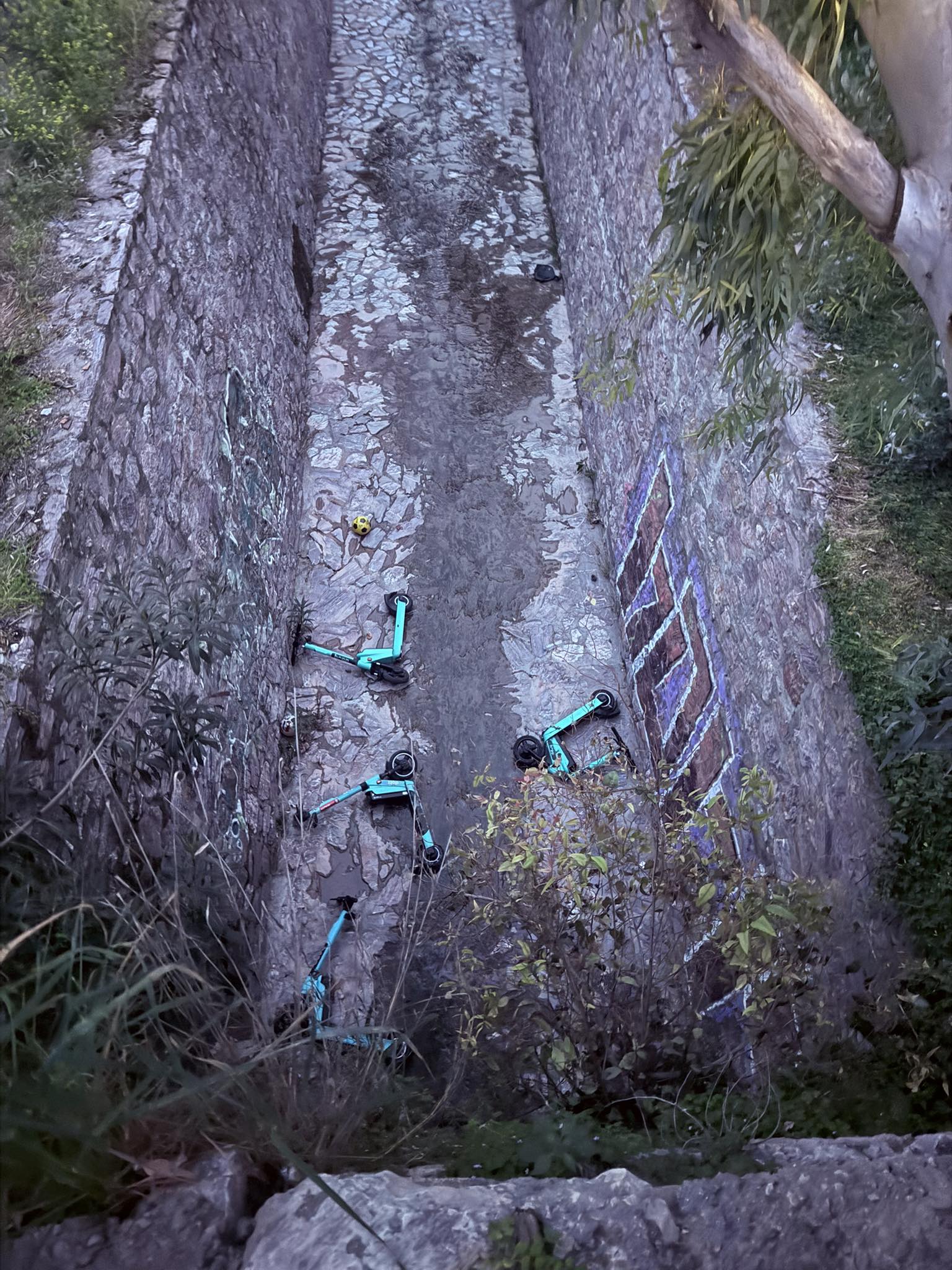 patinia pikrodafni Ηλιούπολη: Άγνωστοι Πέταξαν Ηλεκτρικά Πατίνια Στο Ρέμα Της Πικροδάφνης
