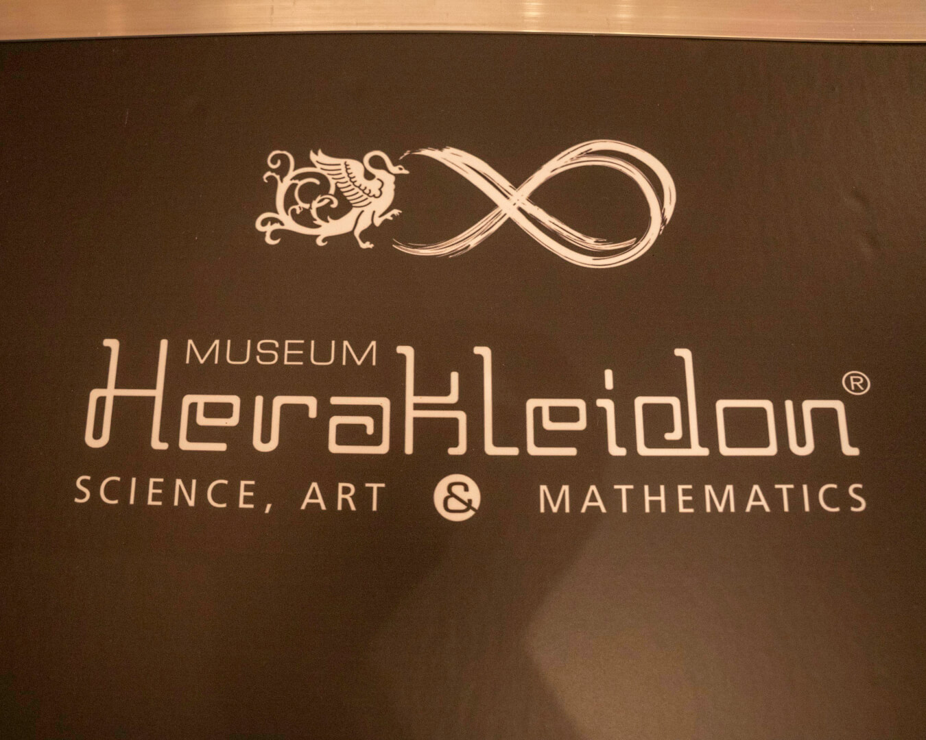 2026 05 07 Athansios Mpirlis Metamorphosis Museum Irakleidon DSC08592 Λαμπερά Εγκαίνια Στην Έκθεση Του Ηλιουπολίτη Εικαστικού Θανάση Μπίρλη