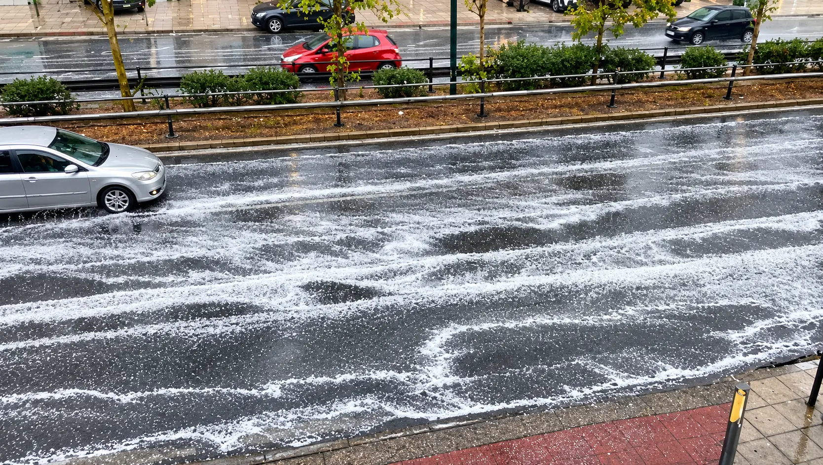 Τι Είναι Ο Λευκός «Αφρός» Που Γέμισε Τους Δρόμους Του Λεκανοπεδίου Μετά Την Βροχή