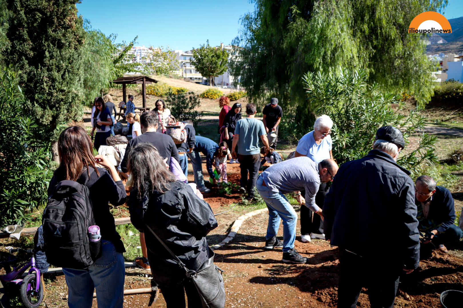 Συμβολική Δεντροφύτευση Από Οικογένειες Και Πολίτες Στο Πάρκο Χαλικάκι - Παρενέβη Η Διεύθυνση Δασών 8 Συμβολική Δεντροφύτευση Από Οικογένειες Και Πολίτες Στο Πάρκο Χαλικάκι - Παρενέβη Η Διεύθυνση Δασών